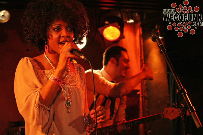 Gizelle Smith & The Mighty Mocambos live à La Bellevilloise (Paris) Gizelle Smith & The Mighty Mocambos live à La Bellevilloise (Paris)