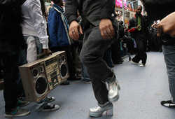 Flash Mob sur Times Square à NYC en hommage à Don Cornelius Flash Mob sur Times Square à NYC en hommage à Don Cornelius