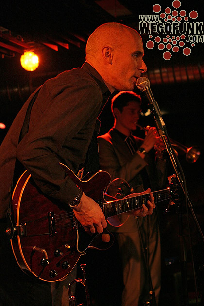 Leigh Gracie on guitar - Speedometer Leigh Gracie on guitar - Speedometer